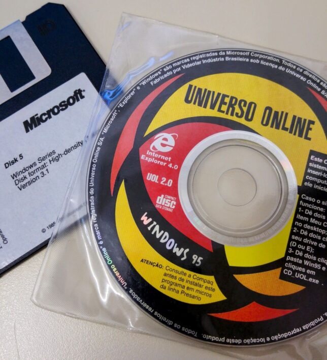 Um disquete do kit de instalação do Windows 3.1. Os Windows 95 e 98 também foram distribuídos em disquetes e em CD-ROM (especialmente o Windows 98). Na imagem também temos um CD do UOL que fornecia um discador de acesso a Internet. Imagem: Do Autor