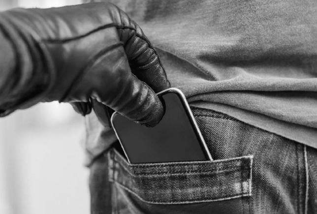 Ladrão furtando celular do bolso de uma pessoa distraida