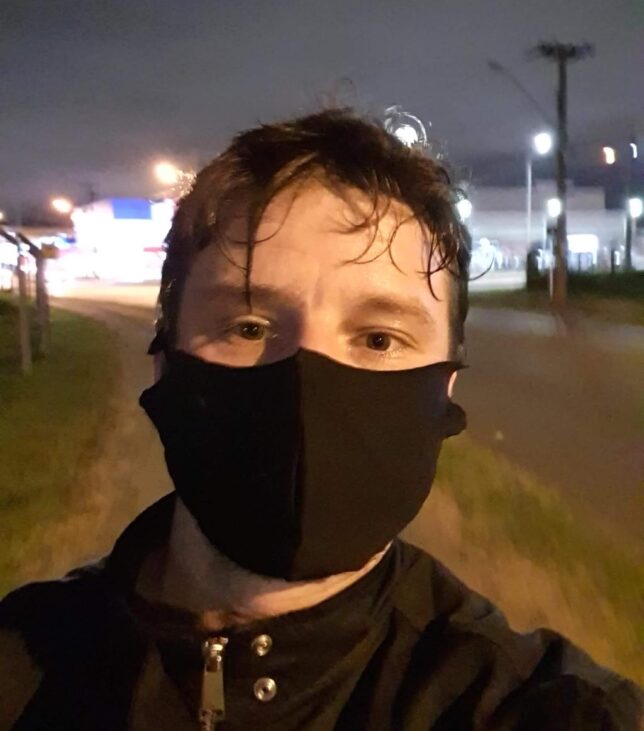 Praticando corrida de rua, lá em 2020, (tentando correr) de máscara