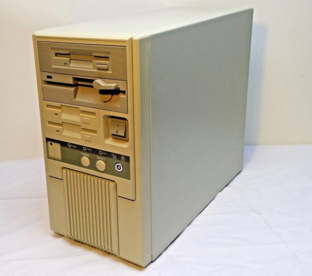 Um Intel 486 (meados de 1992-1996) com 4 MB de memória RAM. Inicialmente era operado pelo Windows 3.1 e, posteriormente, pelo Windows 95. O primeiro computador da minha família