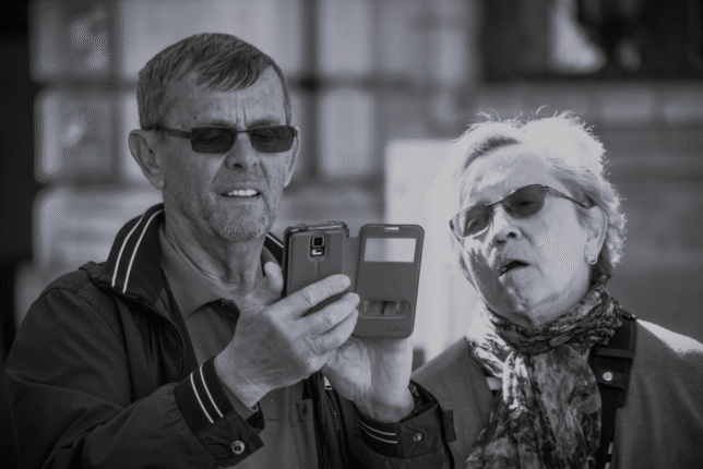 Casal de Idosos olhando para a tela de um celular com expressão de dificuldade - foto de Pixabay (rottonara)